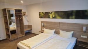Voodi või voodid majutusasutuse Schwarzer Adler - Hotel Garni toas