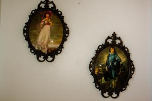 una foto de una mujer en una pared en Bed & Breakfast private room and bath, en Elkhart