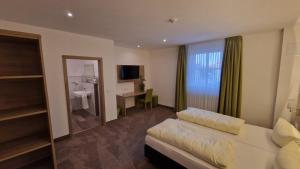 Voodi või voodid majutusasutuse Schwarzer Adler - Hotel Garni toas