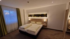 Voodi või voodid majutusasutuse Schwarzer Adler - Hotel Garni toas