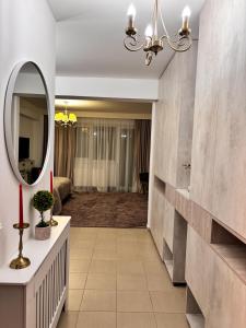 einen Flur mit Spiegel und ein Wohnzimmer in der Unterkunft Premium Studio MV in Sibiu