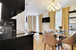 - une cuisine et une salle à manger avec une table et des chaises dans l'établissement Odéon - Notre Dame Paris Climatisé-Wifi, à Paris