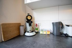 a kitchen counter with a coffee maker and a clock at Wohnung für 5 Gäste große Küche Messe- und Citynah in Hannover