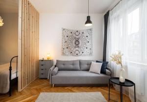 ein Wohnzimmer mit einem Sofa und einem Tisch in der Unterkunft Moonlight Studio Stary Mokotow in Warschau