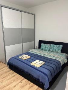 Un pat sau paturi într-o cameră la Capital Studio