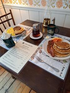 una mesa con un plato de comida para el desayuno. en Echo Lake Inn, en Tyson