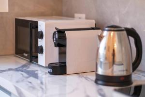 une cafetière assise à côté d'un four micro-ondes dans l'établissement [Cozy Double Suite] Milano Flat, à Milan