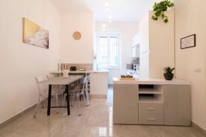 une cuisine avec une table et une salle à manger dans l'établissement [Cozy Double Suite] Milano Flat, à Milan