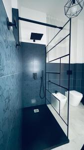 uma casa de banho com um chuveiro, um WC e um lavatório. em Sabbenerica em Linguaglossa