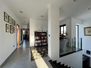 蒙桑的住宿－Casa do Campo，玻璃楼梯房子的走廊