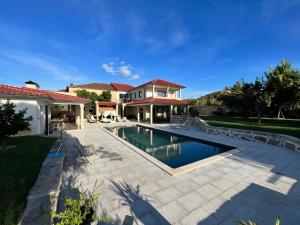 una piscina en el patio trasero de una casa en Casa do Campo en Monção