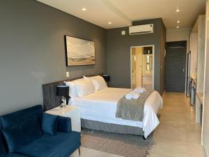 Postel nebo postele na pokoji v ubytování Zimbali Lakes Boulevard Suites 258 + 11 fotografií