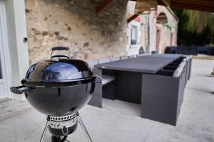 ein Helm auf einem Tisch neben einem Tisch in der Unterkunft Le Moulin Saint-Nicolas 