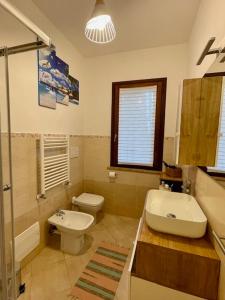 a bathroom with a sink and a toilet at il Nido sul lago Trasimeno in Castiglione del Lago