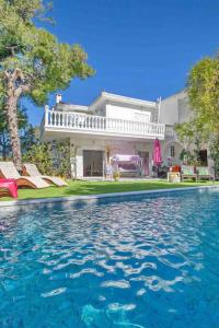 ein Haus mit einem Swimmingpool vor dem Haus in der Unterkunft Dreamy relaxing secluded Villa Aurora in Palaia Fokaia