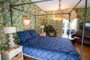 ein Schlafzimmer mit einem Bett mit einer blauen Bettdecke in der Unterkunft Dreamy relaxing secluded Villa Aurora in Palaia Fokaia + 63 Fotos