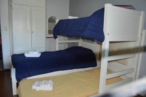 2 Etagenbetten mit blauer Bettwäsche in einem Zimmer in der Unterkunft Refugio del alma. Alquiler temporario. in Zavalla