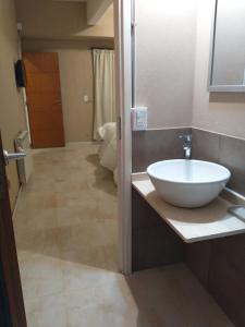 een badkamer met een wastafel op een aanrecht bij Departamento Divino a tres cuadras de la playa. in Carilo