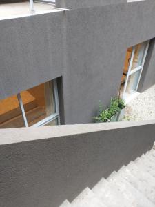 een gebouw met twee ramen en een plant bij Departamento Divino a tres cuadras de la playa. in Carilo