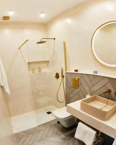 La salle de bains est pourvue d'une douche, de toilettes et d'un lavabo. dans l'établissement Villa Julia, à Ribadavia