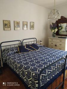 レヴァントにあるCottage Lavandaのベッドルーム1室(青と白の掛け布団付きのベッド1台付)