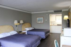 pokój hotelowy z 2 łóżkami i kuchnią w obiekcie Hospitality House Union City US 51, TN w mieście Union City