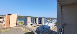 eine Draufsicht auf eine Stadt mit Gebäuden in der Unterkunft Accommodation Front - Relaxing 2 Sleeper near Ushaka Marine World in Durban