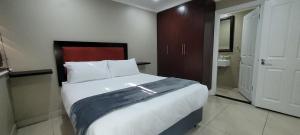 ein Schlafzimmer mit großem Bett und ein Badezimmer in der Unterkunft Accommodation Front - Relaxing 2 Sleeper near Ushaka Marine World in Durban + 24 Fotos