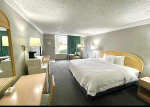 Tempat tidur dalam kamar di Hospitality House Union City US 51, TN