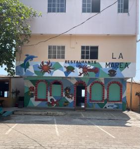 ein Gebäude mit einem Wandbild an der Seite in der Unterkunft Playa El Obispo E La Marea building La Libertad in La Libertad