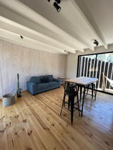 - un salon avec un canapé bleu et une table dans l'établissement Bomar Lodge, à Puertecillo
