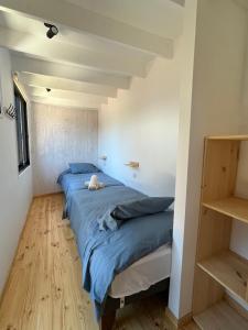 - une chambre avec 2 lits avec un chien dans l'établissement Bomar Lodge, à Puertecillo