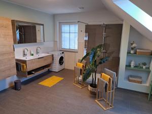 ein Badezimmer mit einem Waschbecken und einer Waschmaschine in der Unterkunft Apartment Martin 
