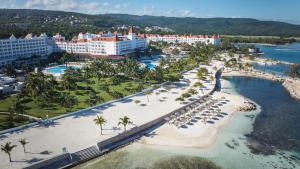 een luchtzicht op het resort en het strand bij Bahia Principe Luxury Runaway Bay - Adults Only All Inclusive in Runaway Bay
