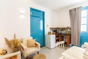 ein Wohnzimmer mit einer blauen Tür sowie einem Tisch und Stühlen in der Unterkunft CASA ORGANIC in Caucaia