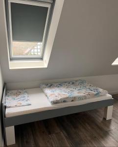 un letto in una stanza con finestra di Haschys Ferienwohnung a Osterburg