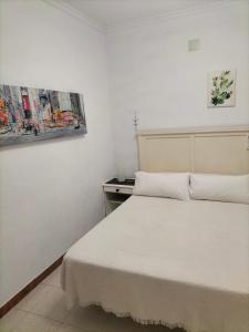 ein Schlafzimmer mit einem Bett und einem Wandgemälde in der Unterkunft Casa Las Lomas in Prado del Rey