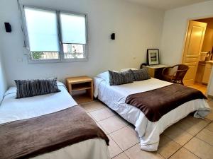 Postel nebo postele na pokoji v ubytování Atlantis Hôtel