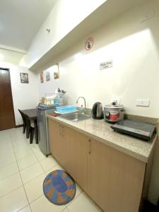 Kuchyň nebo kuchyňský kout v ubytování 1-BEDROOM CONDO UNIT
