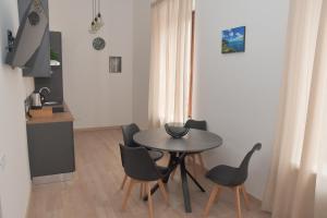 a table and chairs in a room with a kitchen at Casa Ambra in Ancona