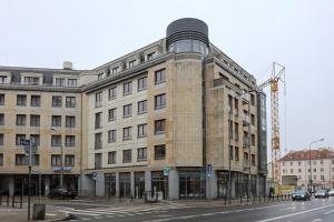 un gran edificio en la esquina de una calle en Central Prestige Point, en Poznan