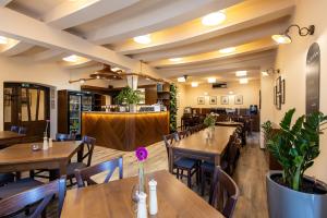 une salle à manger avec des tables et des chaises en bois dans l'établissement Hotel Slunce, à Rýmařov