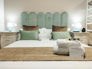 1 dormitorio con 1 cama grande y cabecero azul en Ciudad Rodrigo Centro en Ciudad Rodrigo