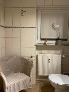 La salle de bains est pourvue d'une chaise et de toilettes. dans l'établissement El Toro, 