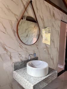 W łazience znajduje się umywalka i lustro. w obiekcie Hospedagem Florenza w mieście Aiuruoca