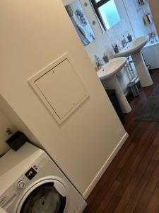 een wasmachine in een badkamer met een wastafel bij Village olympique in Saint-Denis