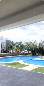 een leeg zwembad met uitzicht op een gebouw bij Departamento Puerta Dorada in Manzanillo