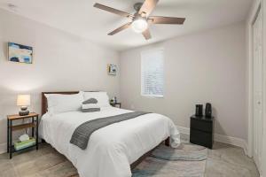 1 dormitorio con 1 cama y ventilador de techo en Entire House~Huge Backyard~Sleeps 5~ 3 beds 2 bath, en Tampa