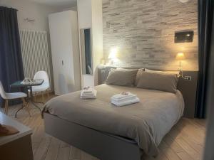 a bedroom with a large bed with towels on it at Il Vigneto in Castione Andevenno