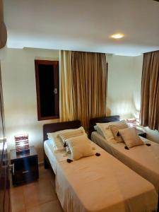 皮帕Pipa beleza SPA Resort_Chalé Duplex/Jacuzzi的一间酒店客房,房间内设有两张床